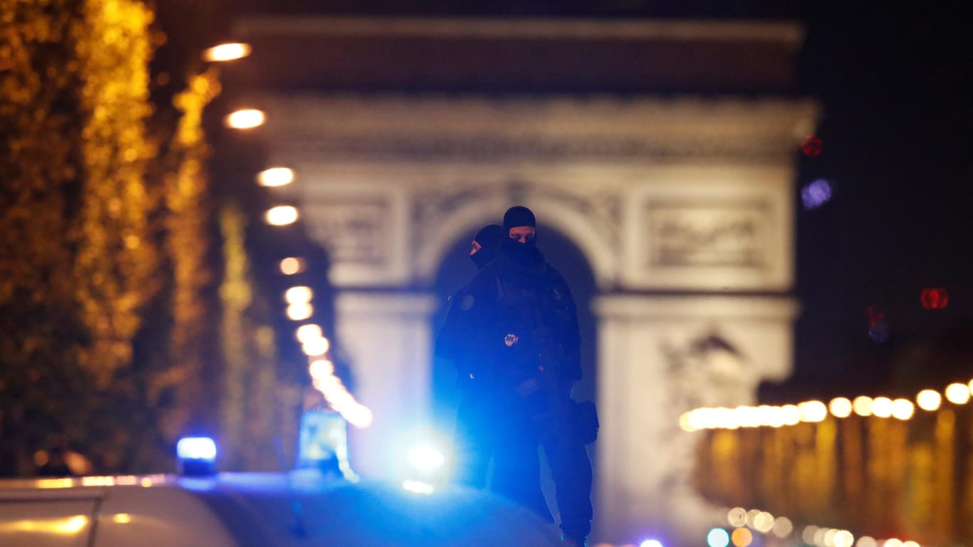 Spezialeinheiten sichern nach dem Anschlag die Champs-Elysées in Paris.