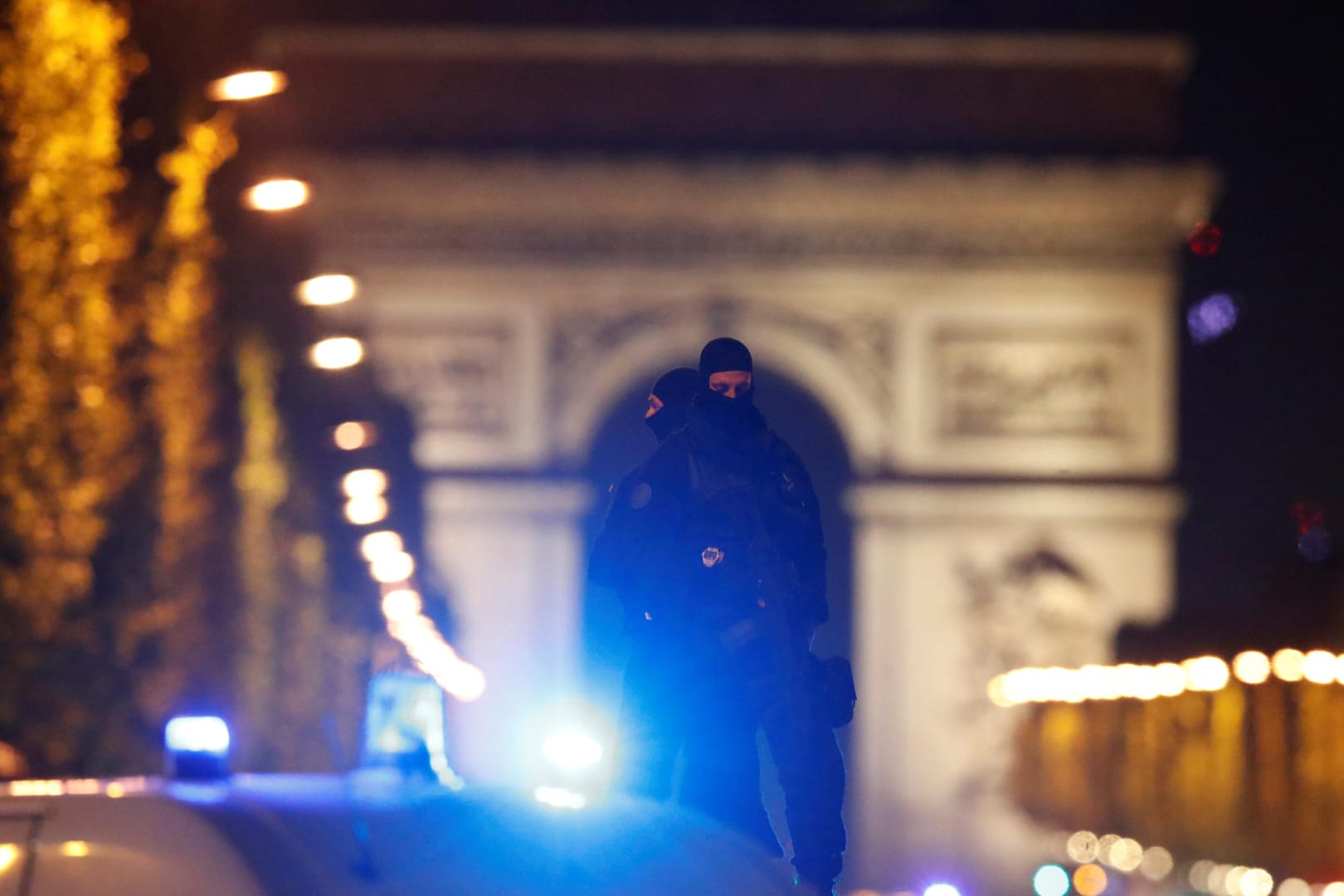 Spezialeinheiten sichern nach dem Anschlag die Champs-Elysées in Paris.