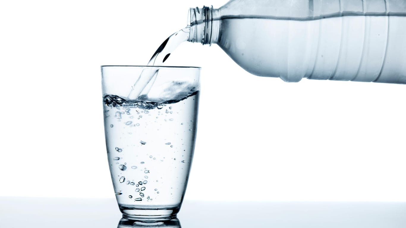 Ein Glas mit Mineralwasser