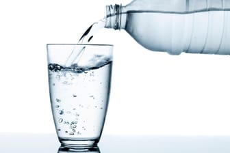 Ein Glas mit Mineralwasser