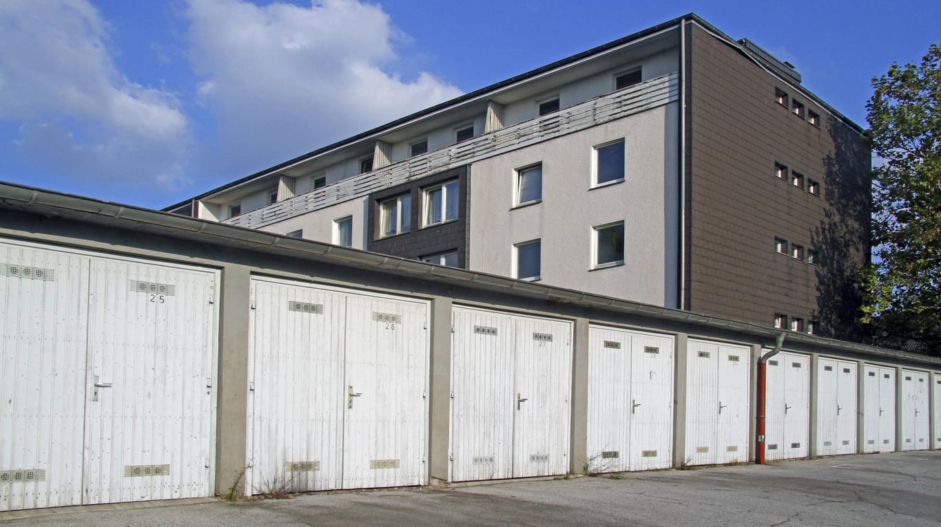Mietshaus mit Garagenanlage, Deutschland (Symbolfoto)