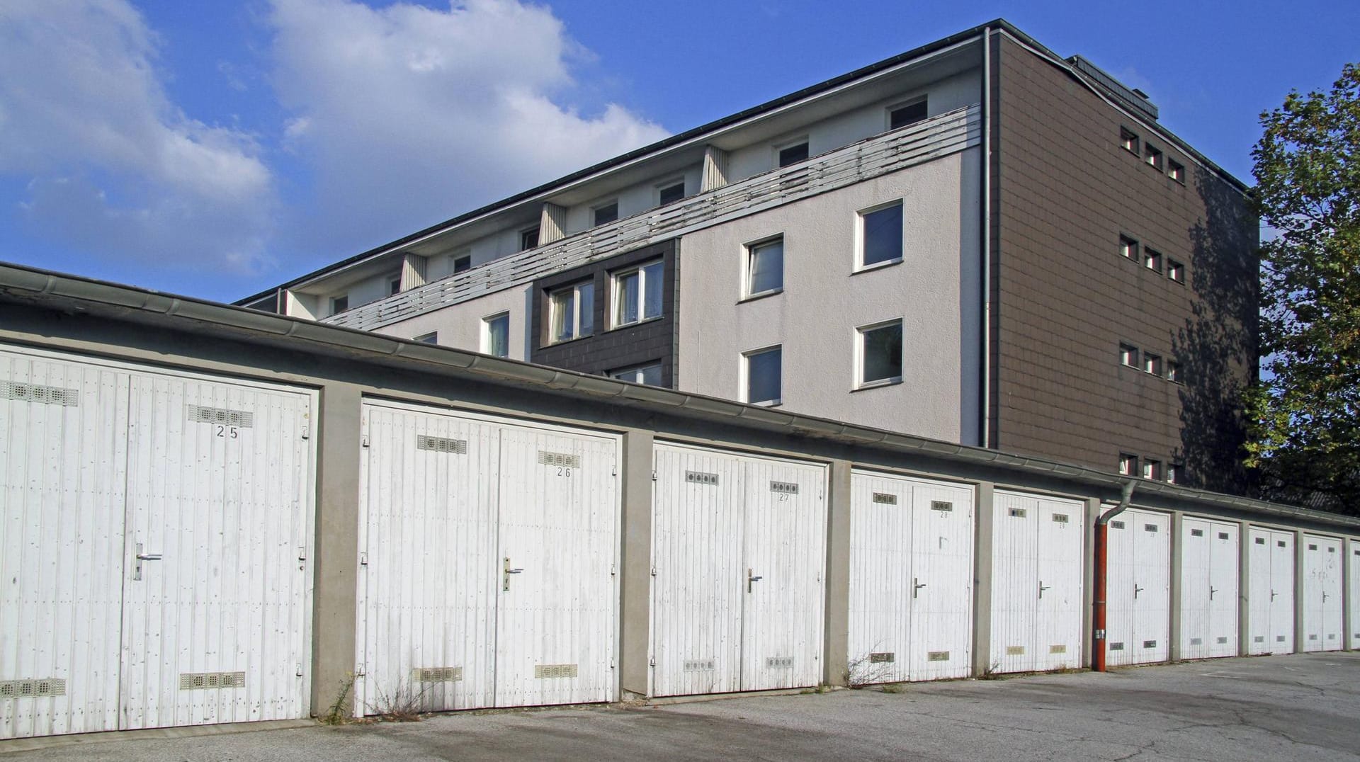 Mietshaus mit Garagenanlage, Deutschland (Symbolfoto)