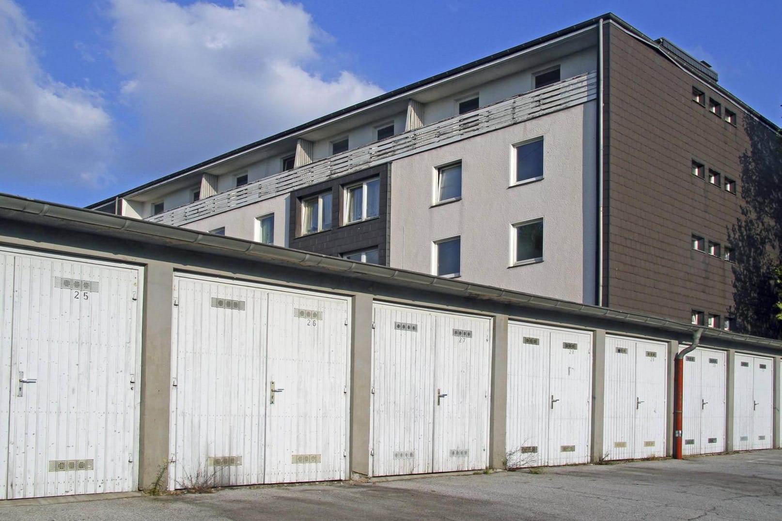 Mietshaus mit Garagenanlage, Deutschland (Symbolfoto)