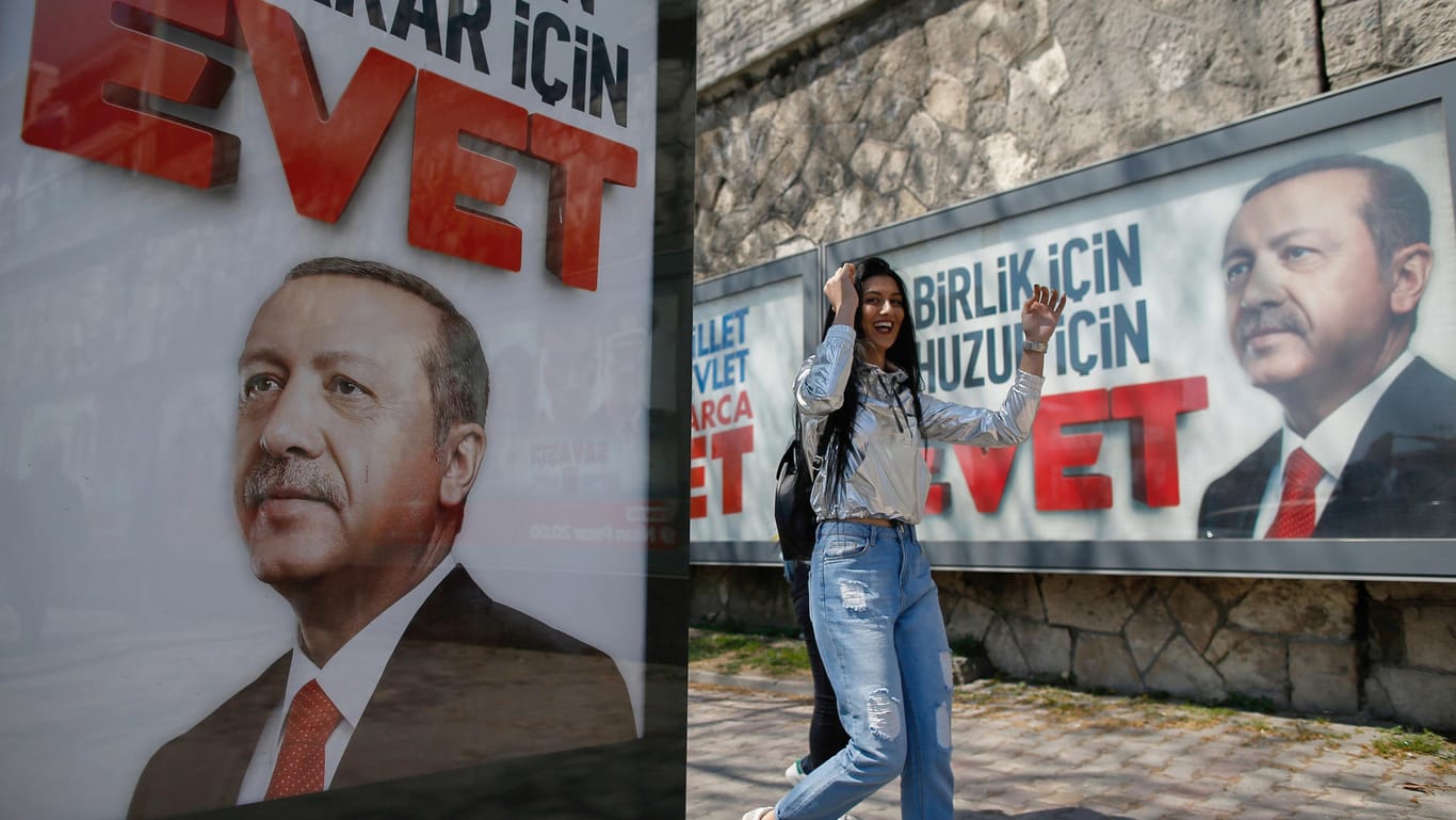Eine Frau läuft in Istanbul an einem Plakat mit dem Konferfei des türkischen Präsidenten Erdogan und dem Wort «Ja» (Evet) vorbei.