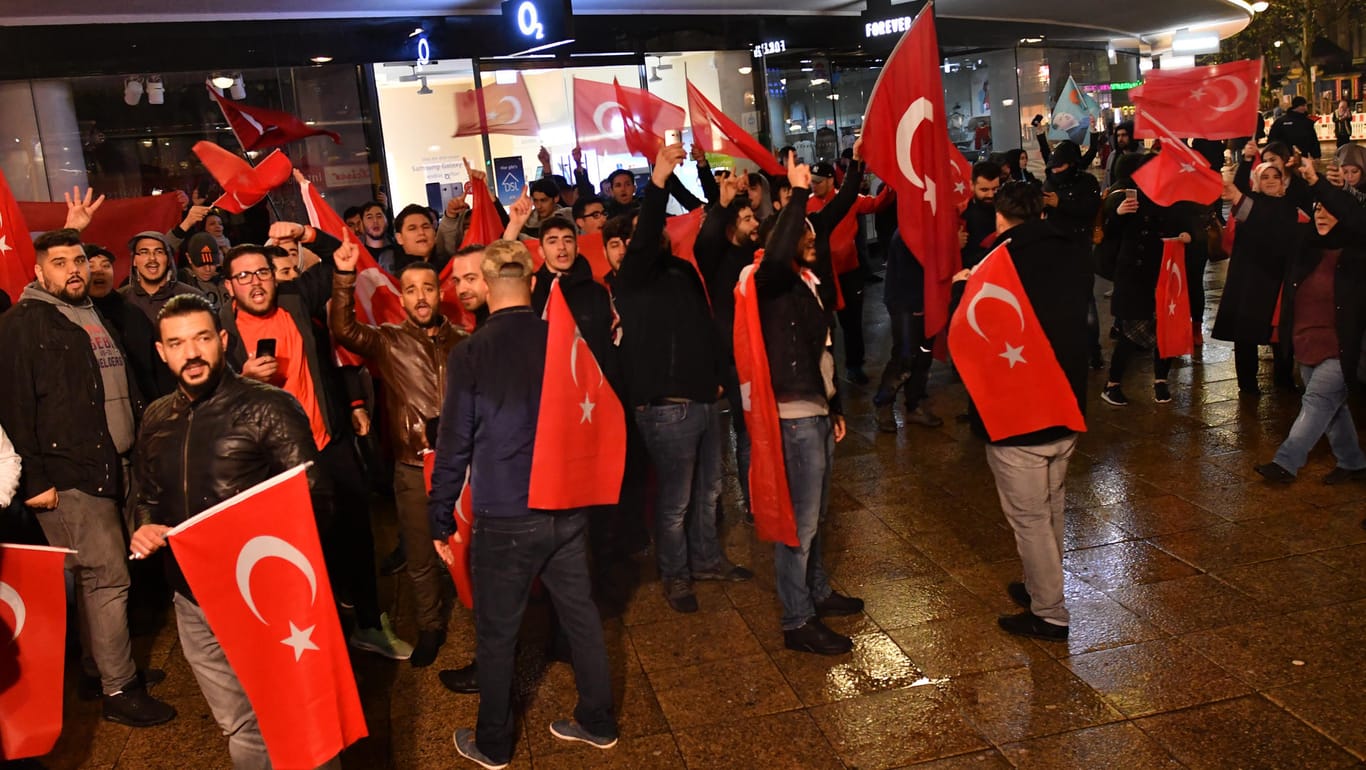 Mit türkischen Fahnen und lautstarkem Jubel auf Staatschef Recep Tayyip Erdogan feierten zahlreiche Türken auf dem Kurfürstendamm in Berlin.