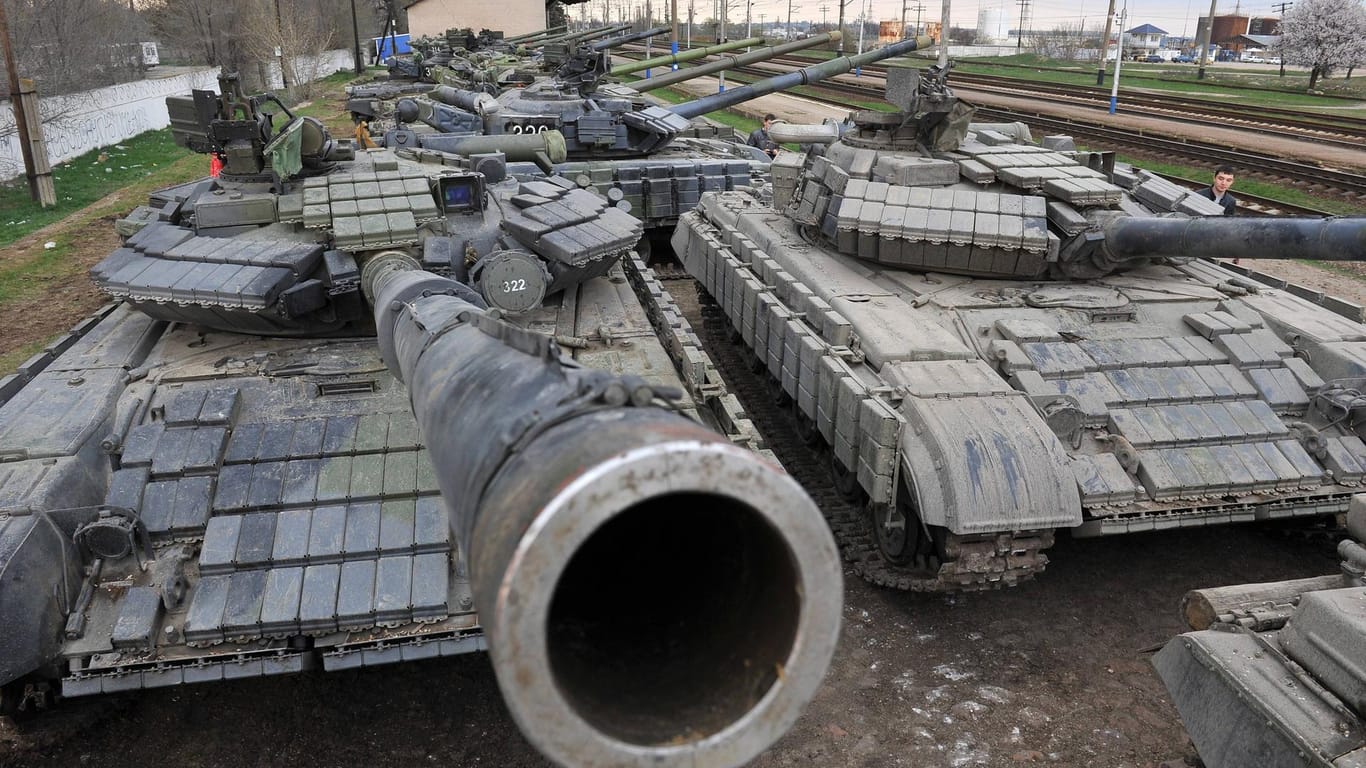 Symbolbild: Russische Panzer stehen transportbereit an einem russischen Bahnhof.