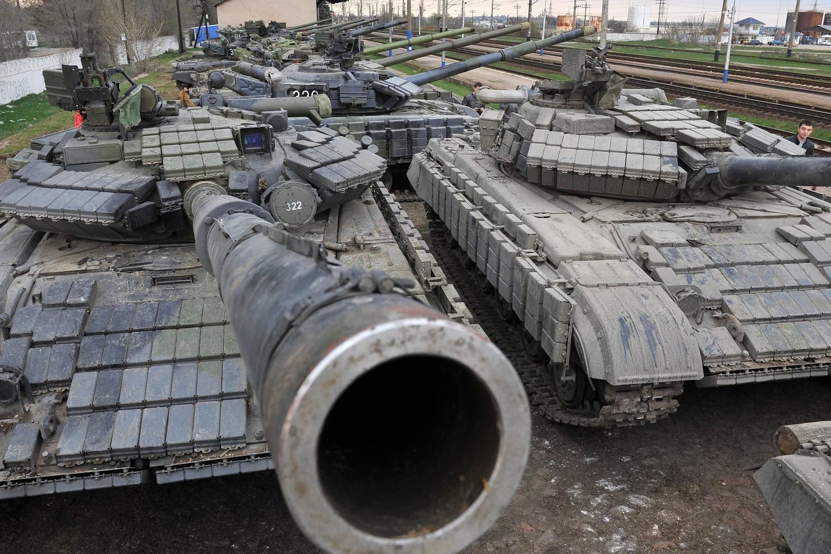 Symbolbild: Russische Panzer stehen transportbereit an einem russischen Bahnhof.