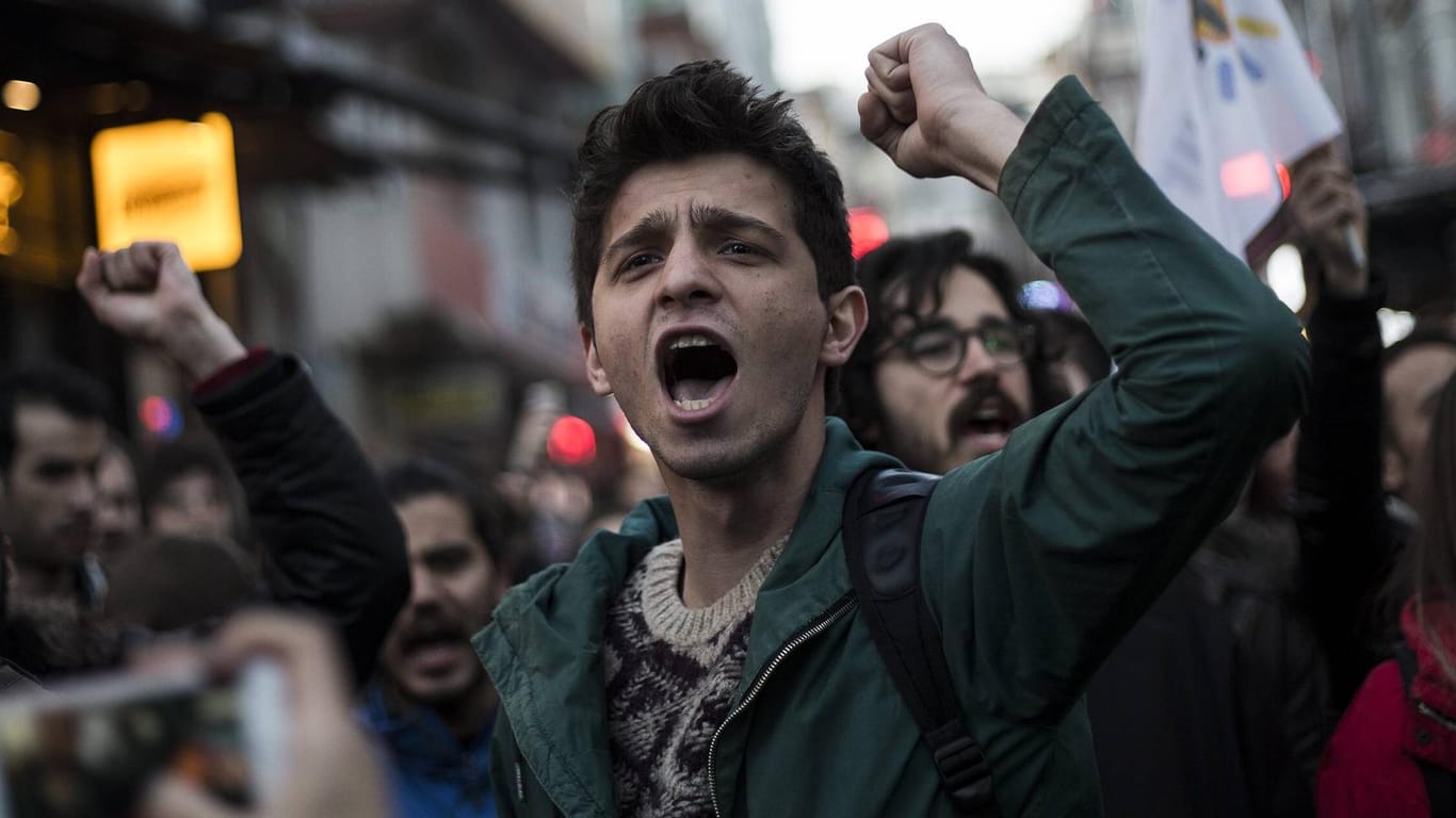 Proteste auf den Straßen von Istanbul nach Erdogans Referendum