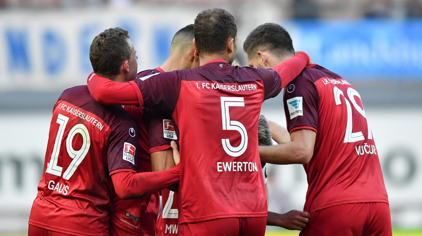 Der FCK feiert den wichtigen Sieg gegen die Löwen.
