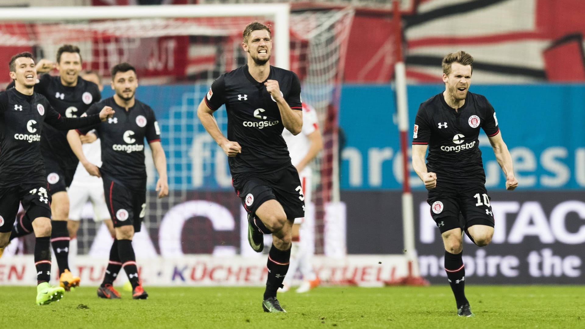 Christopher Buchtmann (r.) feiert seinen Treffer zum zwischenzeitlichen 2:1 Christopher Buchtmann (r.) feiert seinen Treffer zum zwischenzeitlichen 2:1