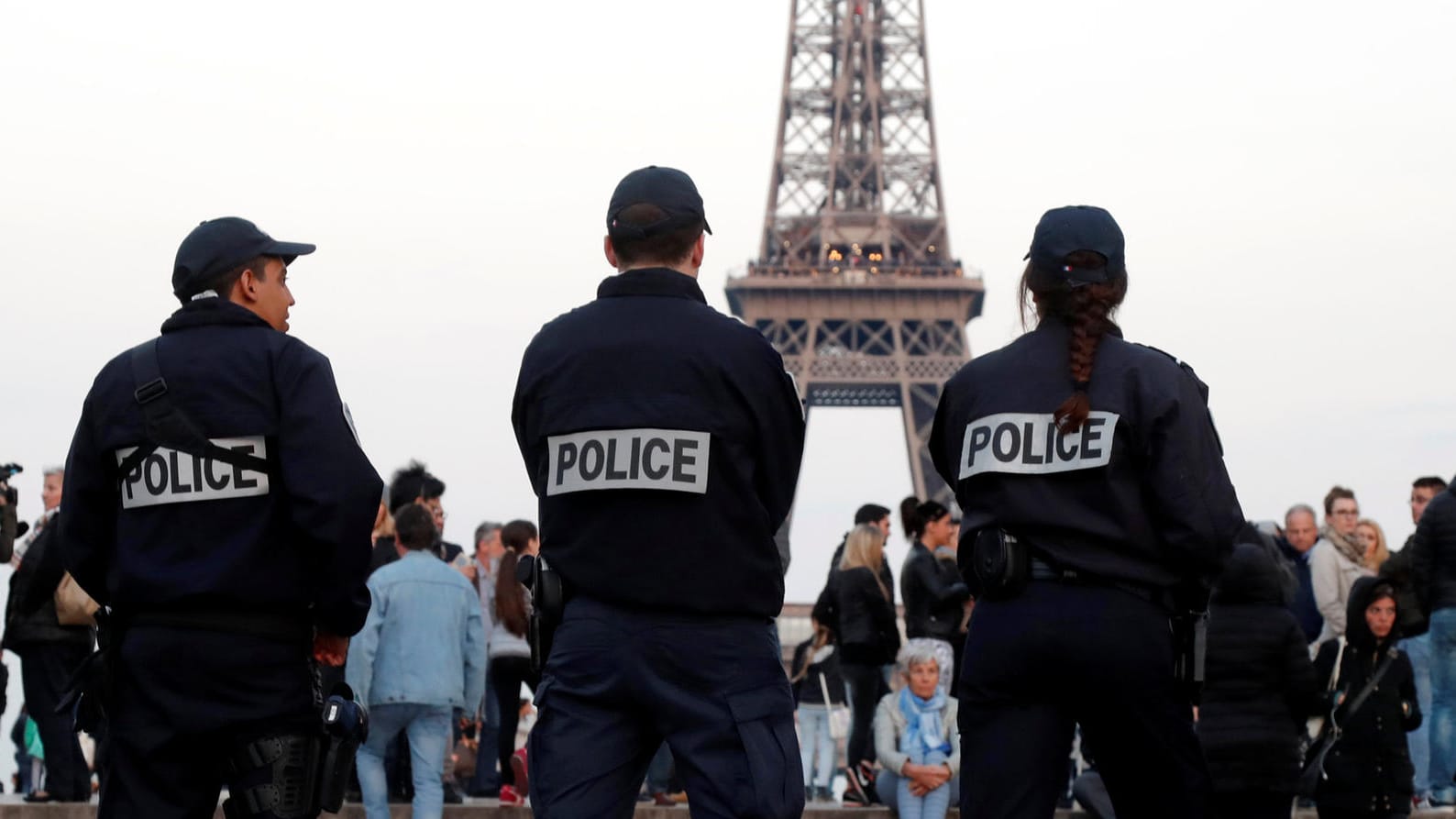 In Paris wurden nach dem Anschlag auf dem Champs Elysees die Sicherheitsvorkehrungen noch einmal verschärft. In Paris wurden nach dem Anschlag auf dem Champs Elysees die Sicherheitsvorkehrungen noch einmal verschärft.
