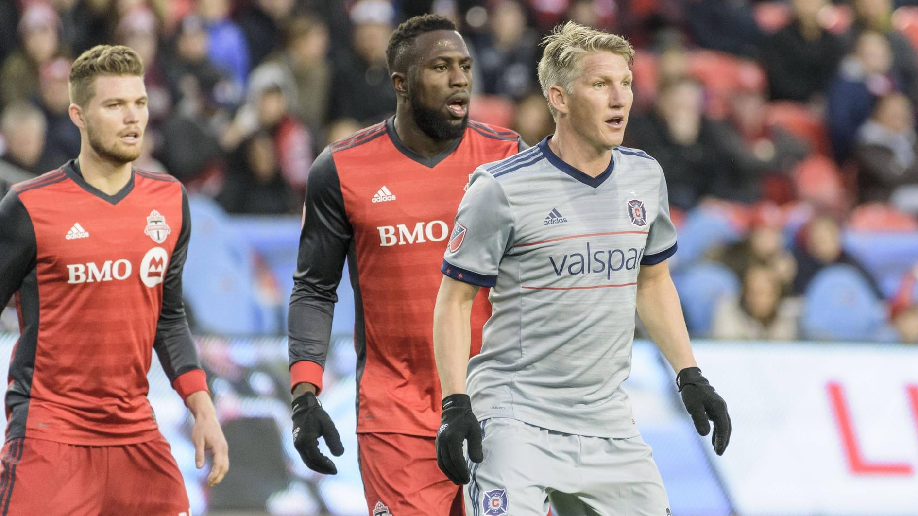 Bastian Schweinsteiger bringt sich vor Torontos Jozy Altidore in Stellung.