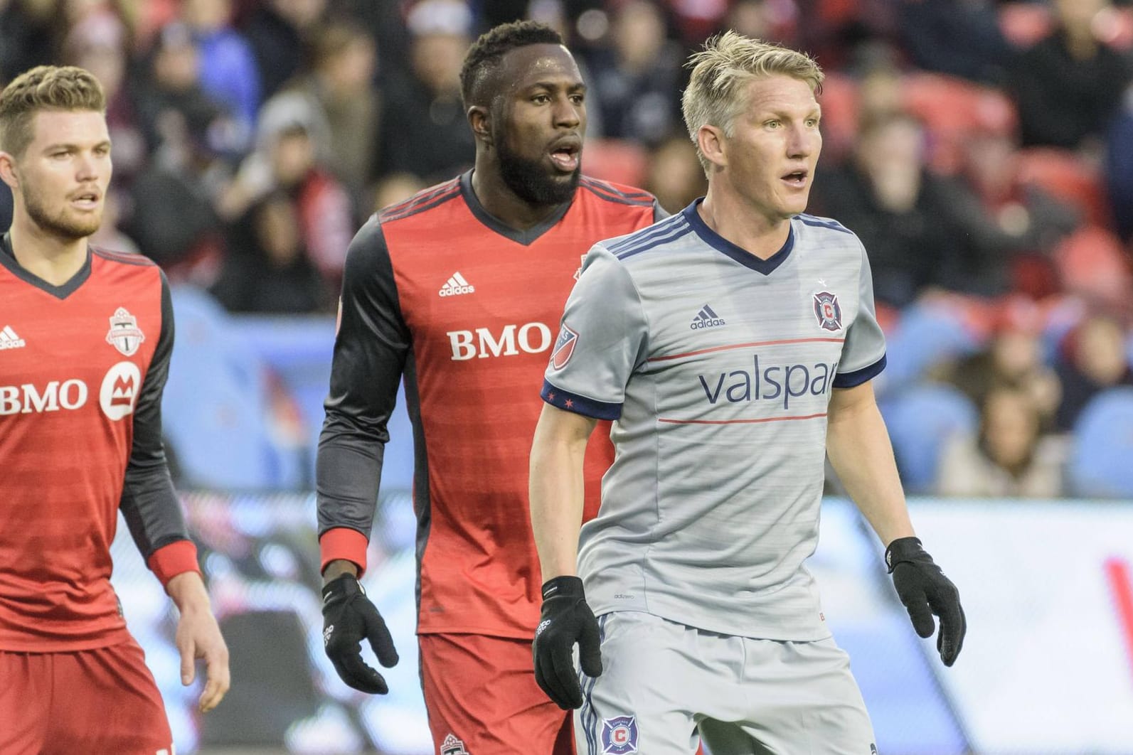 Bastian Schweinsteiger bringt sich vor Torontos Jozy Altidore in Stellung.