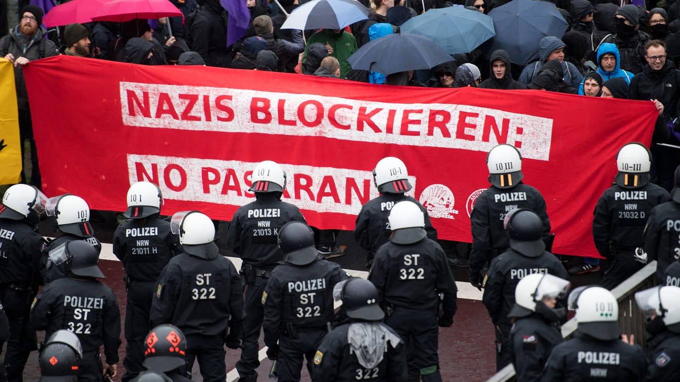 Gegendemonstranten am Rande des Bundesparteitags der AfD in Köln.