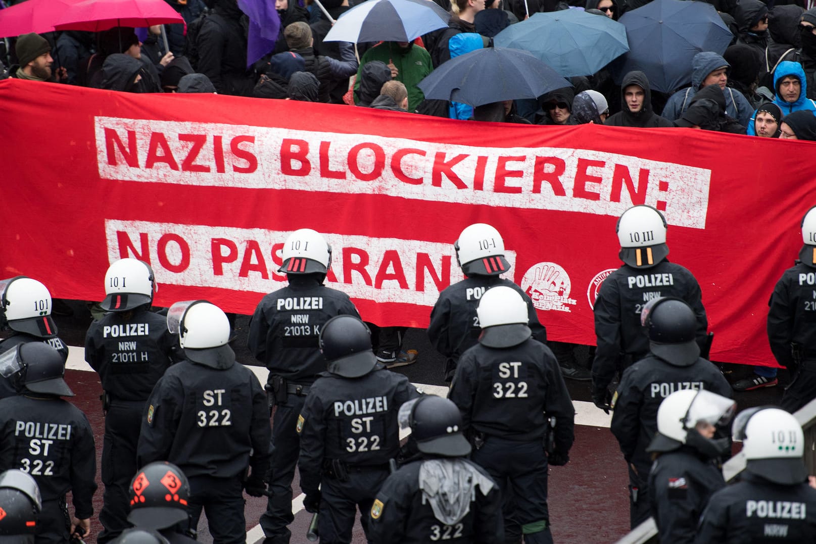 Gegendemonstranten am Rande des Bundesparteitags der AfD in Köln.