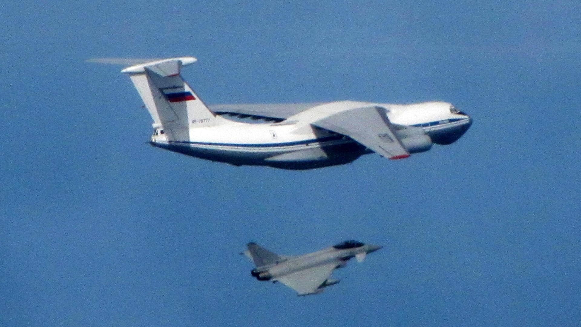 Russische Militärflugzeuge werden von der NATO strikt überwacht. Russische Militärflugzeuge werden von der NATO strikt überwacht.