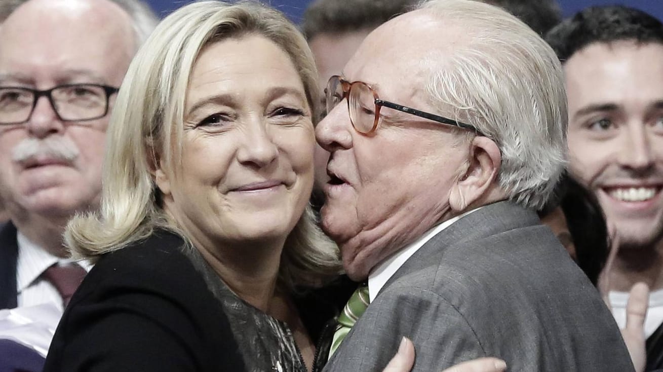 Marine Le Pen mit ihrem Vater Jean-Marie bei einem Front-National-Kongress im Jahr 2014.