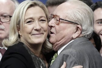 Marine Le Pen mit ihrem Vater Jean-Marie bei einem Front-National-Kongress im Jahr 2014.