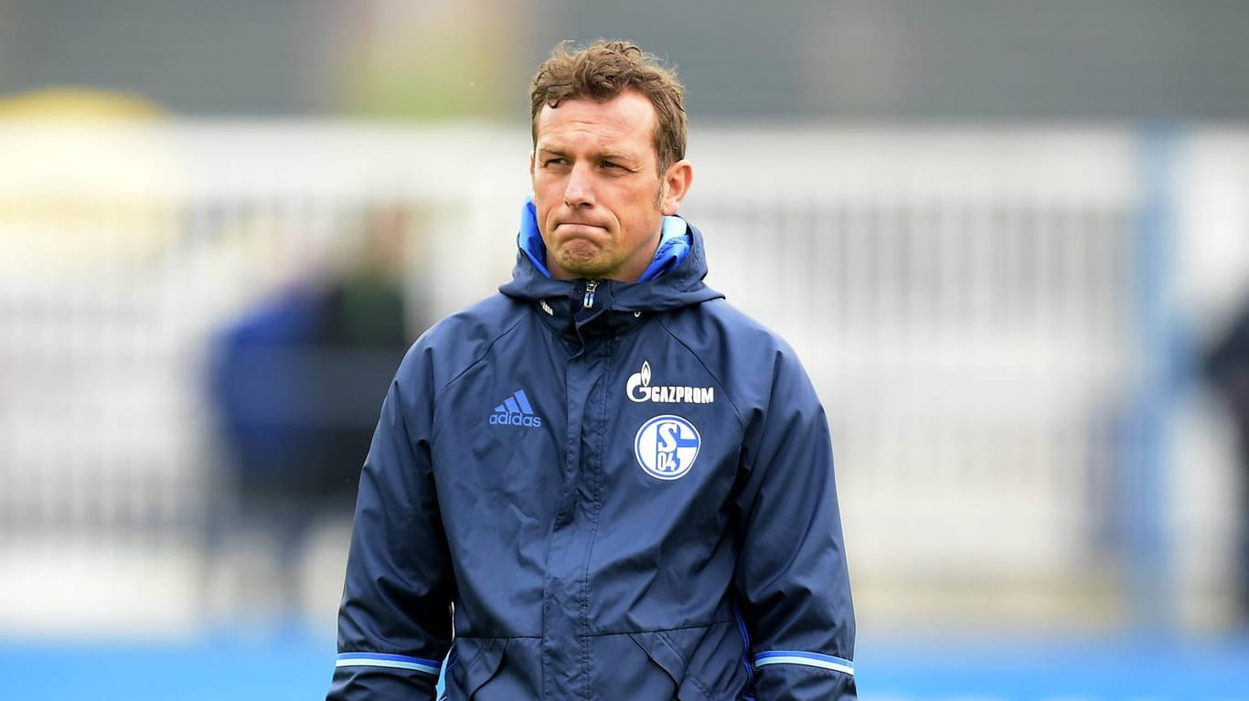 S04-Coach Markus Weinzierl geht mit Personalsorgen in die Partie gegen Leipzig.