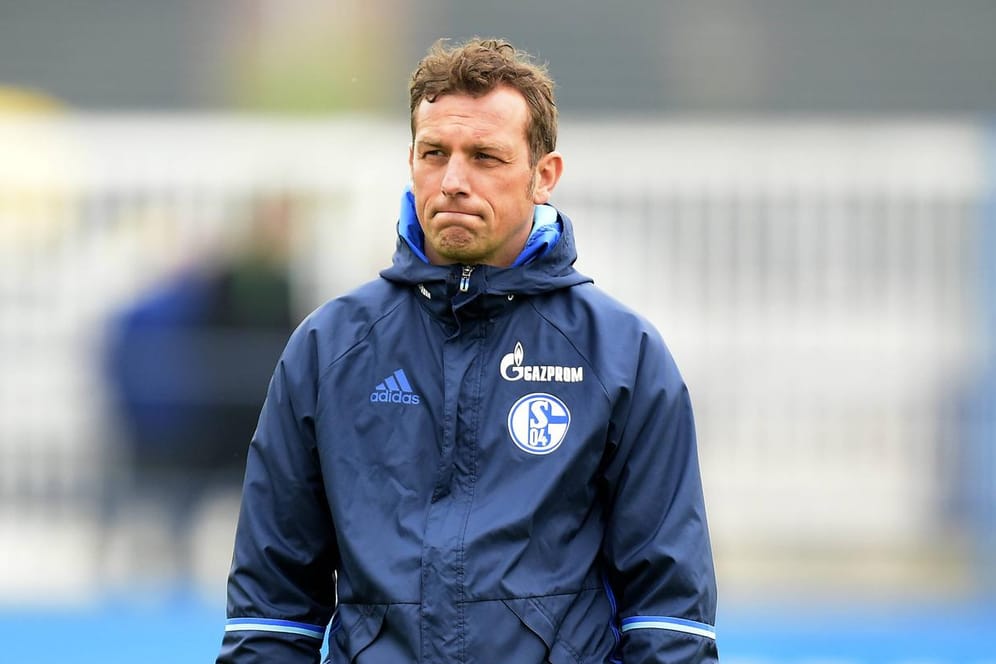 S04-Coach Markus Weinzierl geht mit Personalsorgen in die Partie gegen Leipzig.