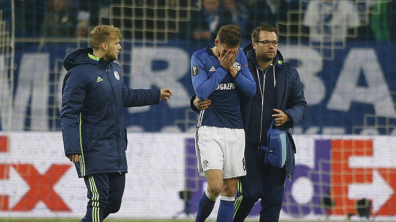 Leon Goretzka (m.) wurde beim Viertelfinal-Rückspiel gegen Ajax in der 83. Minute verletzt ausgewechselt.