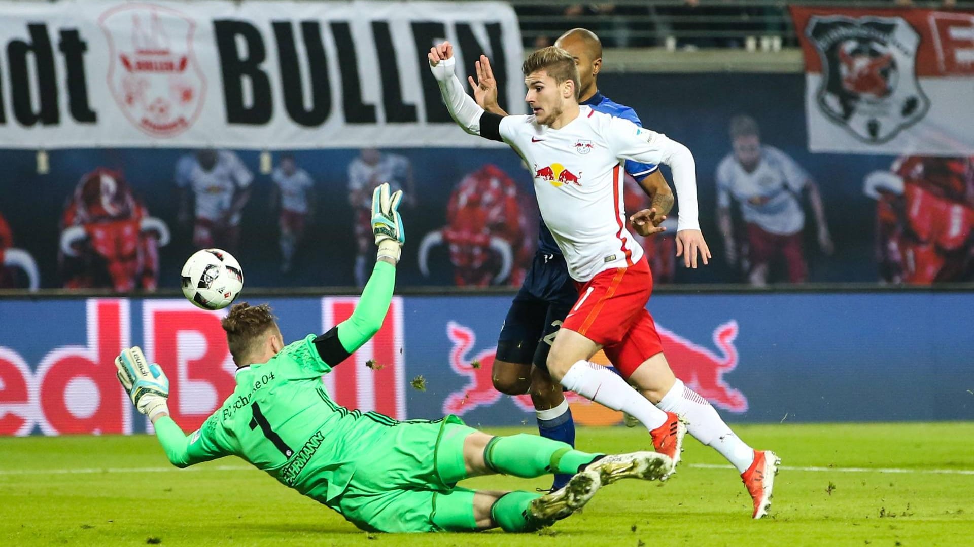 Aufreger des Hinspiels: Timo Werner (m.) schindet mit einer Schwalbe in der 1. Minute einen Elfmeter für Leipzig heraus.