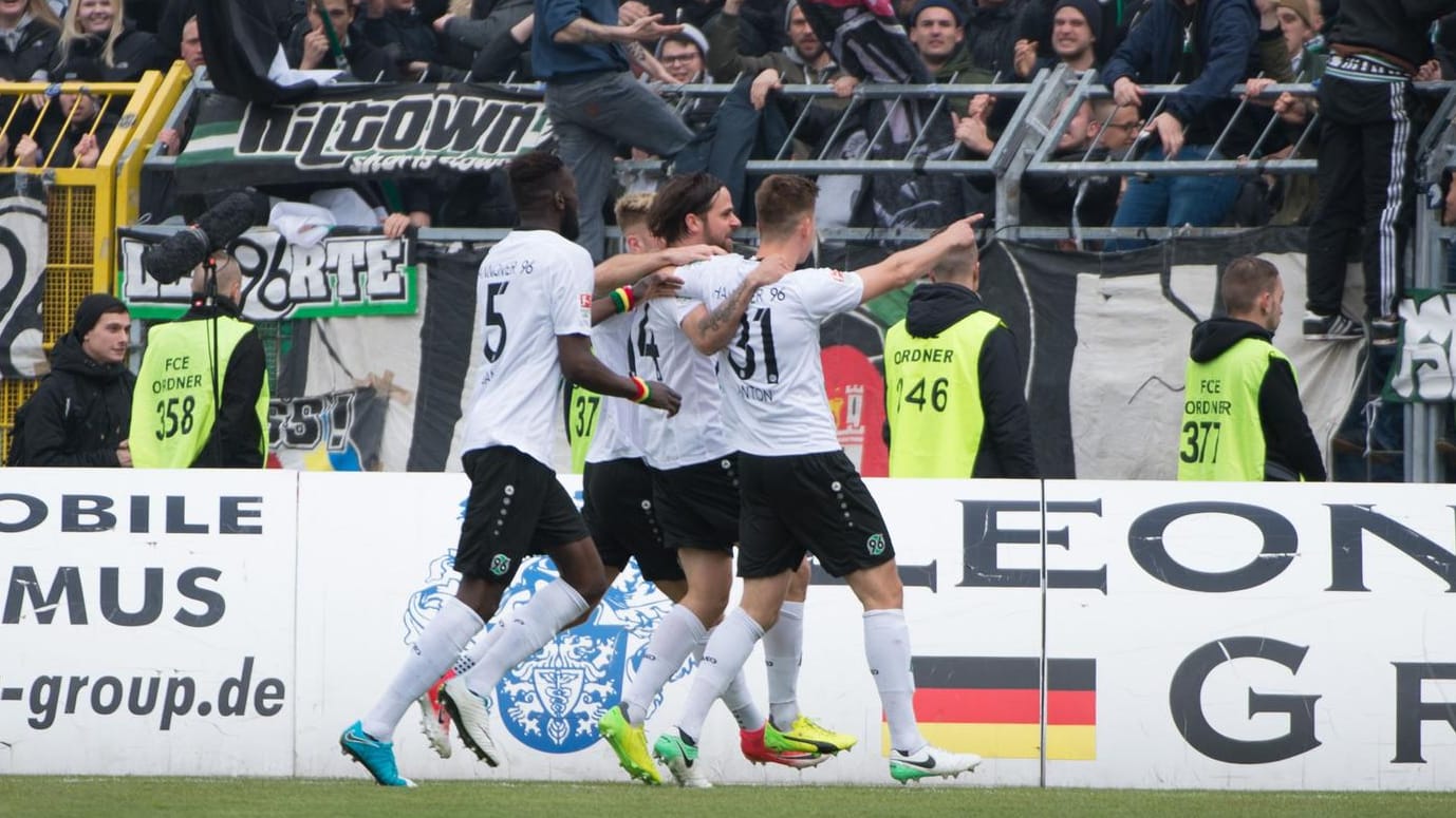 Hannover feiert den frühen Führungstreffer von Anton (r.) in der 3. Minute.