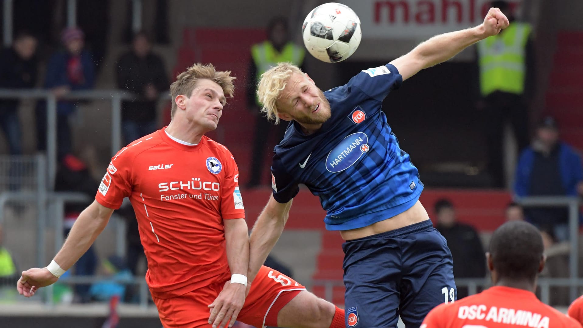 Heidenheims Sebastian Griesbeck (r.) und Tom Schütz von Bielefeld kämpfen um den Ball.