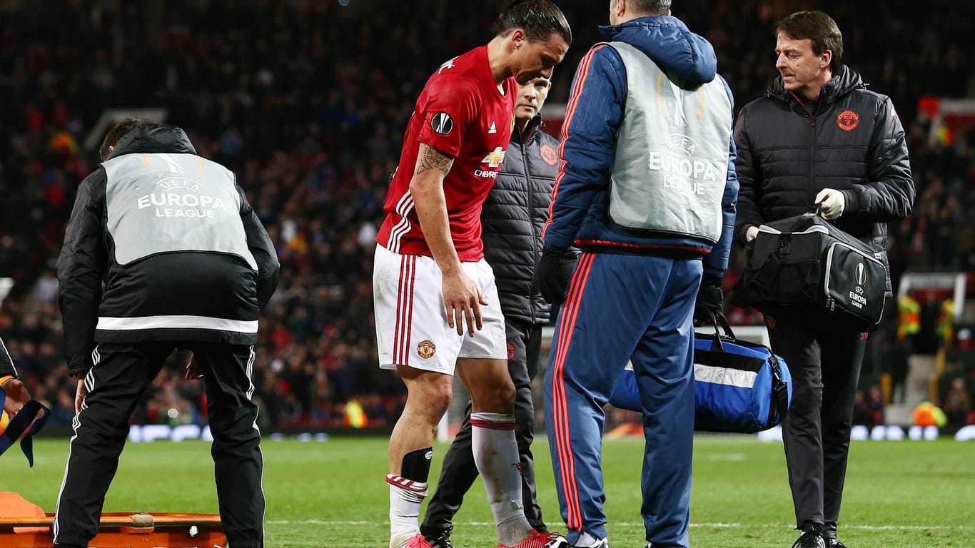 Der Moment des Schreckens: Zlatan Ibrahimovic muss im Europa-League-Spiel gegen Anderlecht verletzt raus.