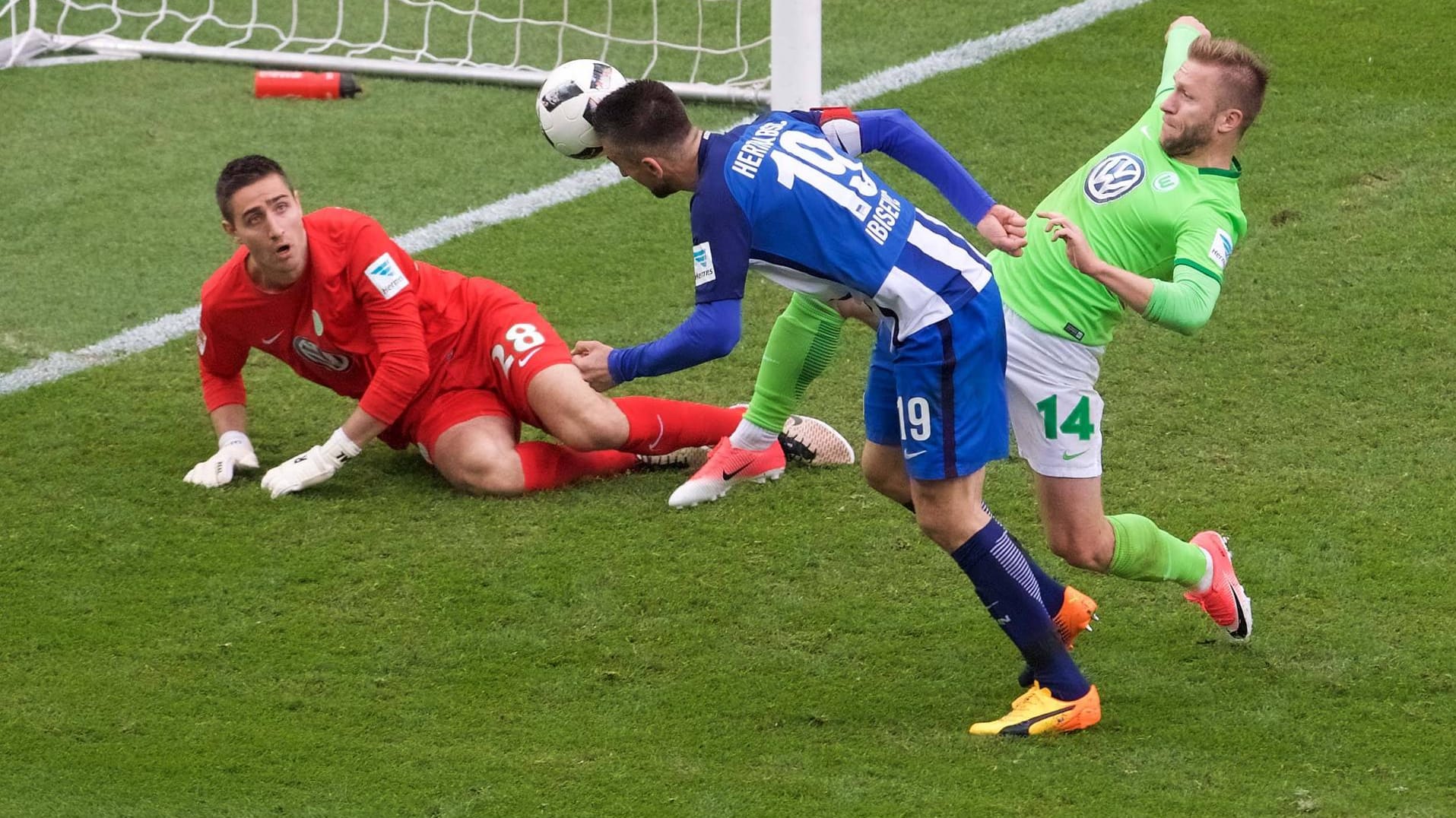 Da war's passiert: Herthas Vedas Ibisevic (m.) köpft das 1:0 gegen Wolfsburgs Keeper Koen Casteels.