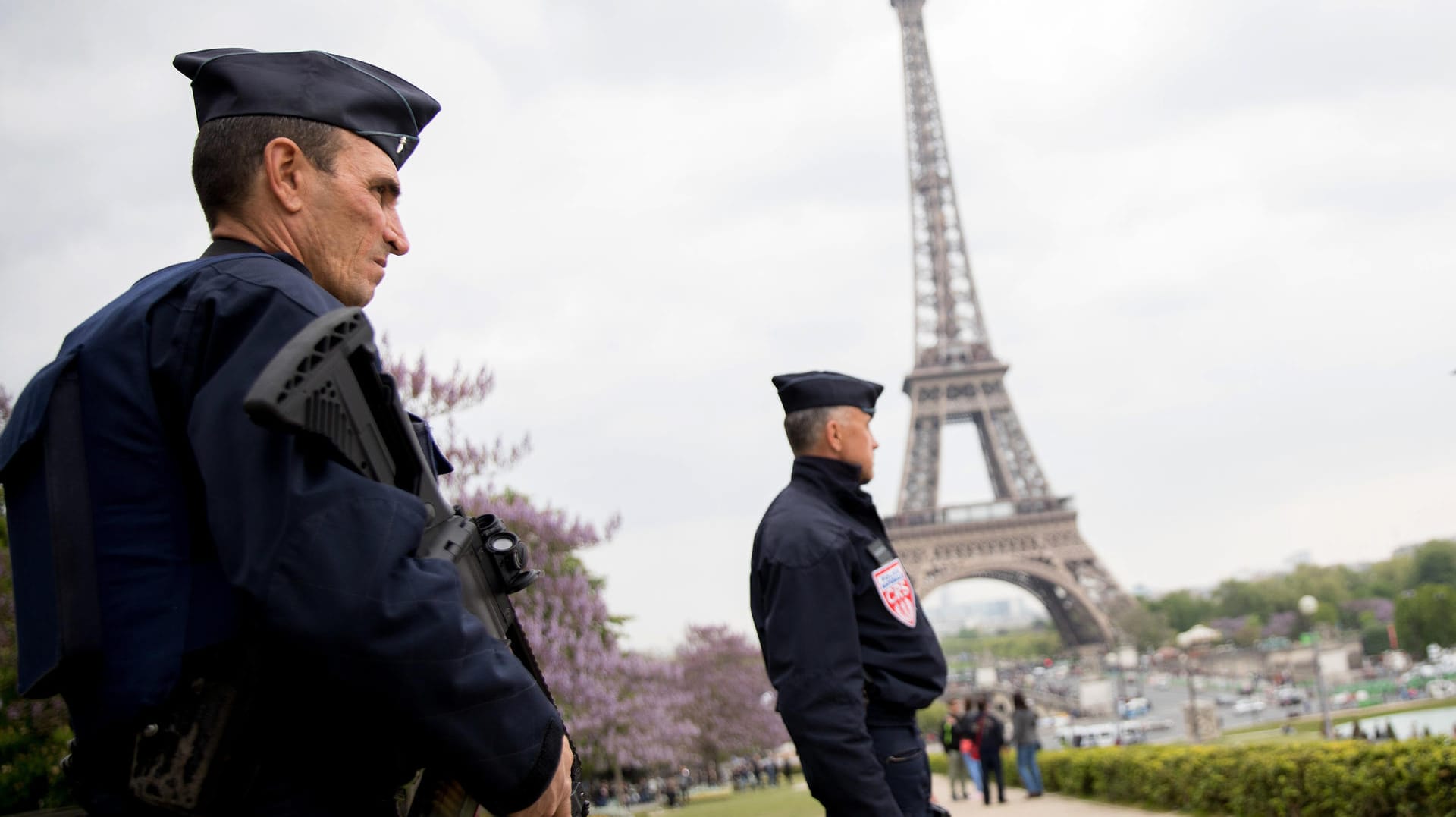 Paris vor der Präsidentschaftswahl: Schwer bewaffnete Polizisten patroullieren am Eiffelturm.