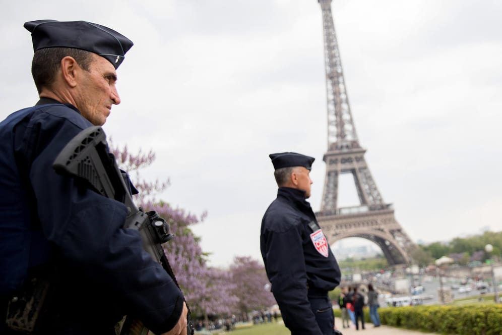 Paris vor der Präsidentschaftswahl: Schwer bewaffnete Polizisten patroullieren am Eiffelturm.