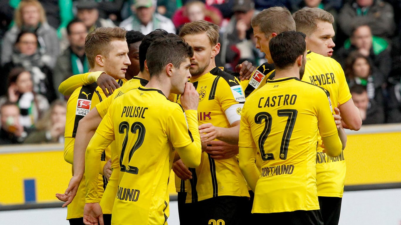 Dortmund feiert den Führungstreffer von Marco Reus in der 10. Minute.