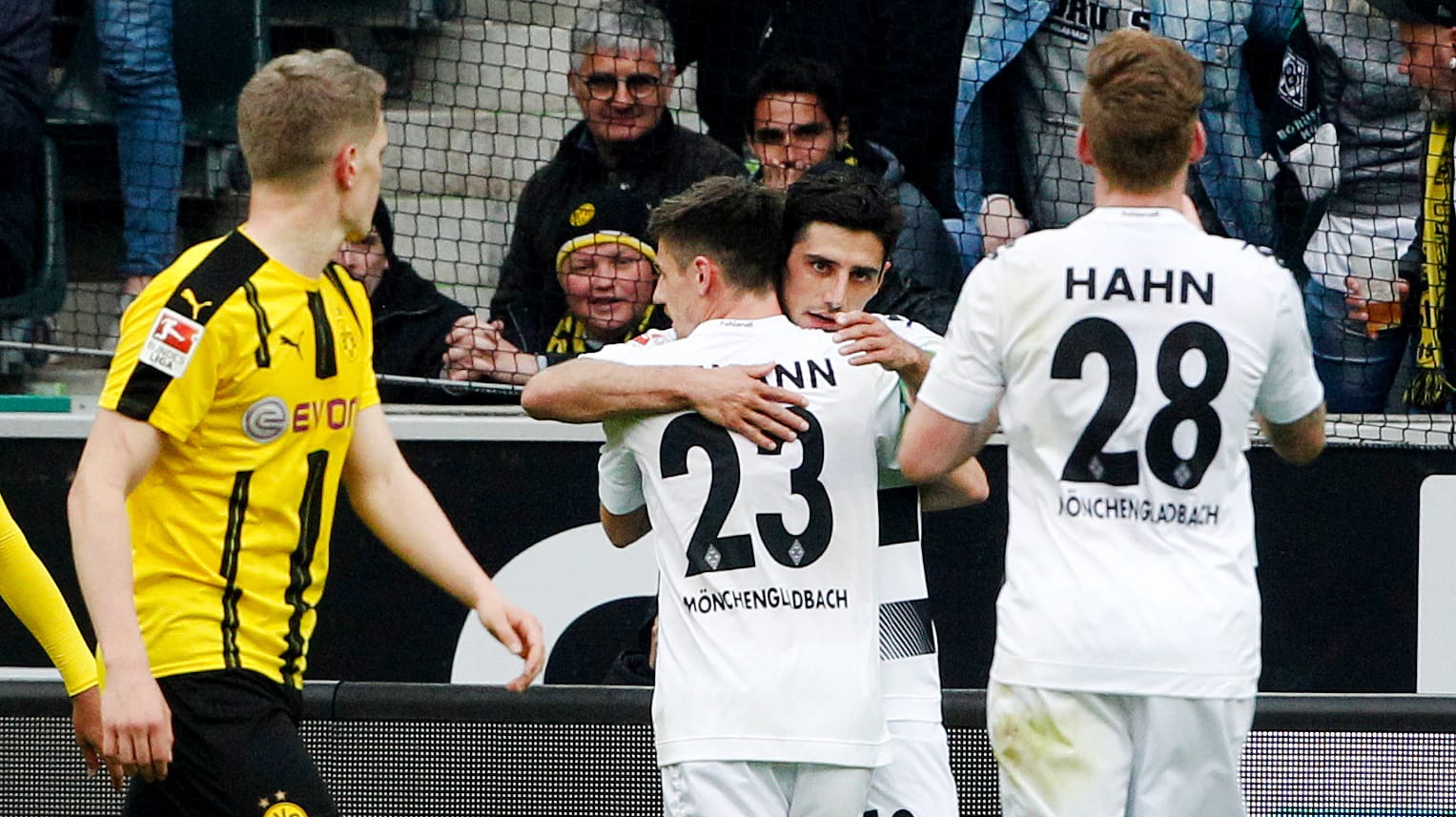 Lars Stindl (2.v.r.) nimmt das Geschenk von Merino (Mega-Fehlpass auf Hahn 25 Meter vor dem eigenen Tor) dankend an und gleicht für Gladbach an.