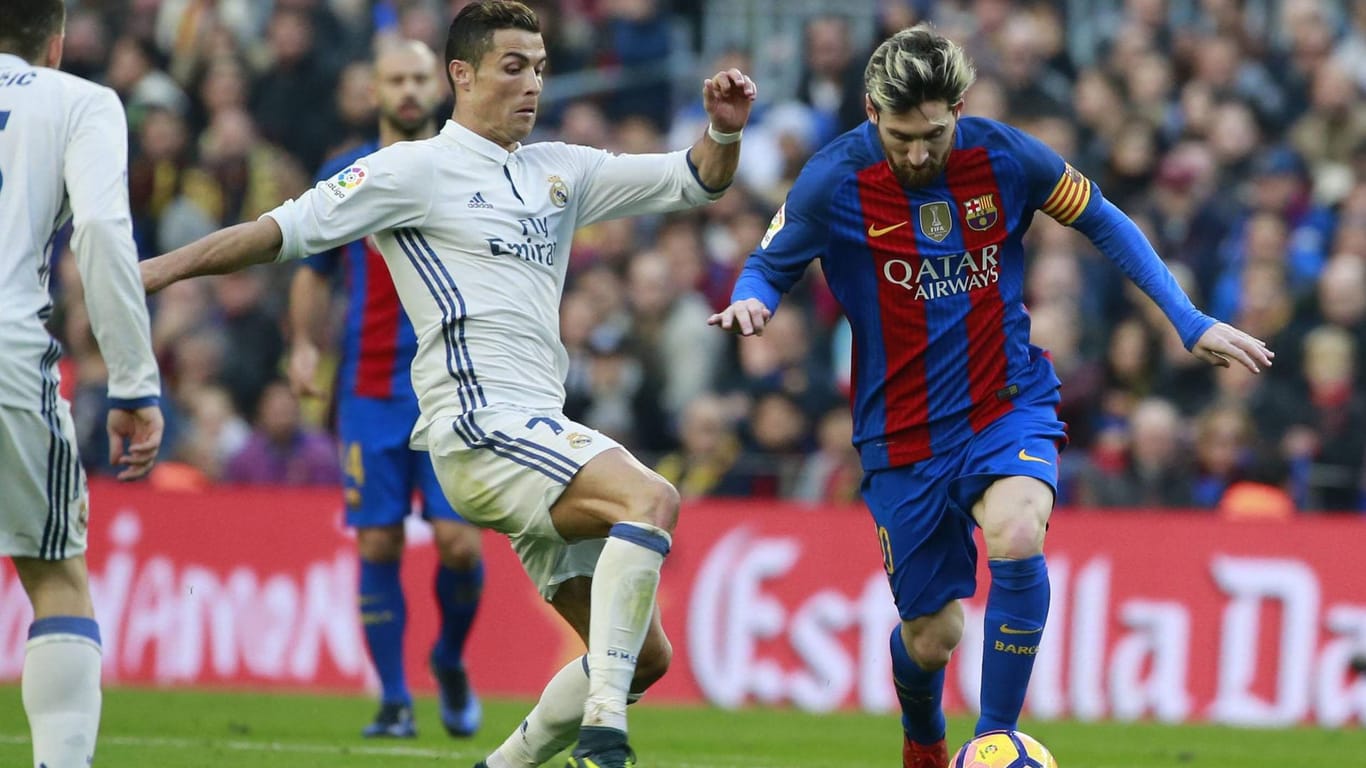 Szene aus dem Hinspiel: Cristiano Ronaldo (li.) gegen Lionel Messi.