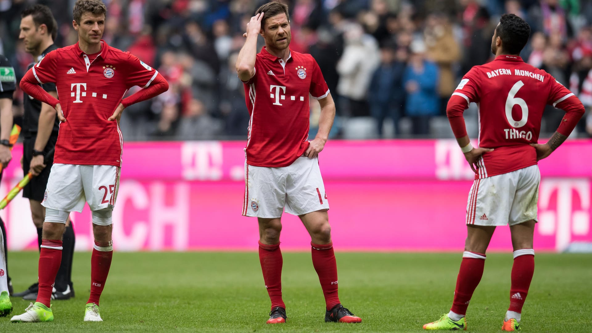 Deprimiert: Thomas Müller, Xabi Alonso und Thiago.