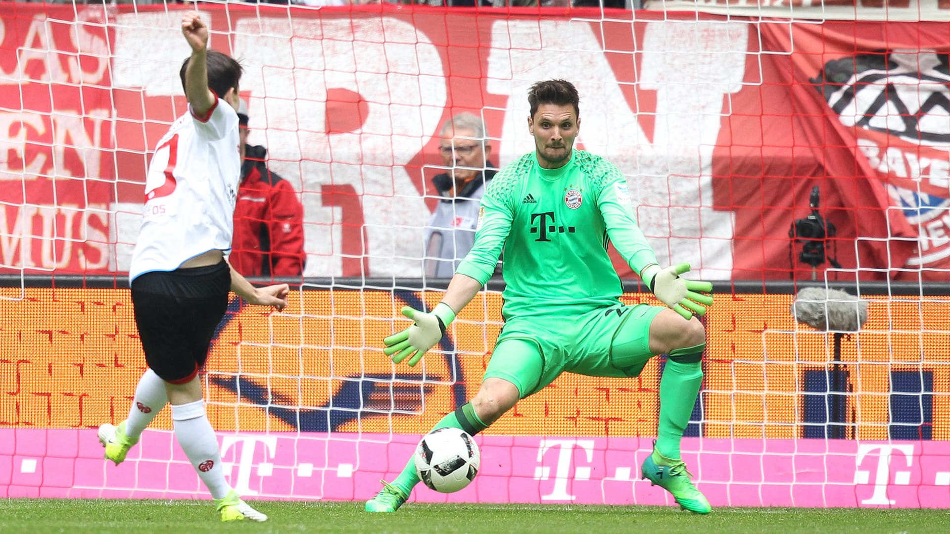 Machtlos: Bayern-Keeper Sven Ulreich beim Mainzer Führungstreffer durch Bojan.