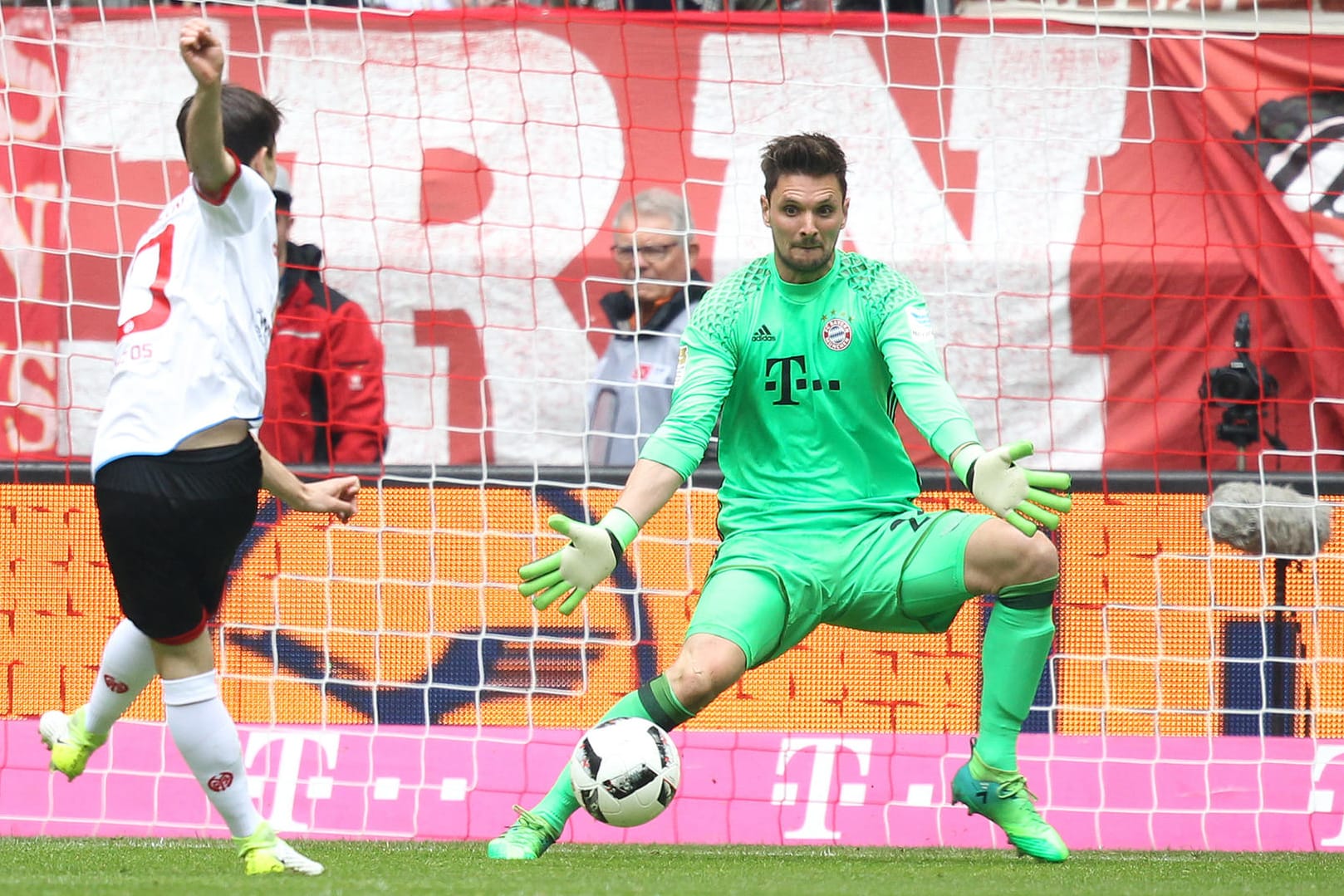Machtlos: Bayern-Keeper Sven Ulreich beim Mainzer Führungstreffer durch Bojan.