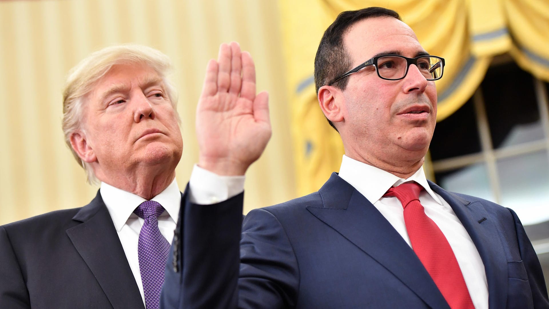 Donald Trump mit seinem Finanzminister Steven Mnuchin.
