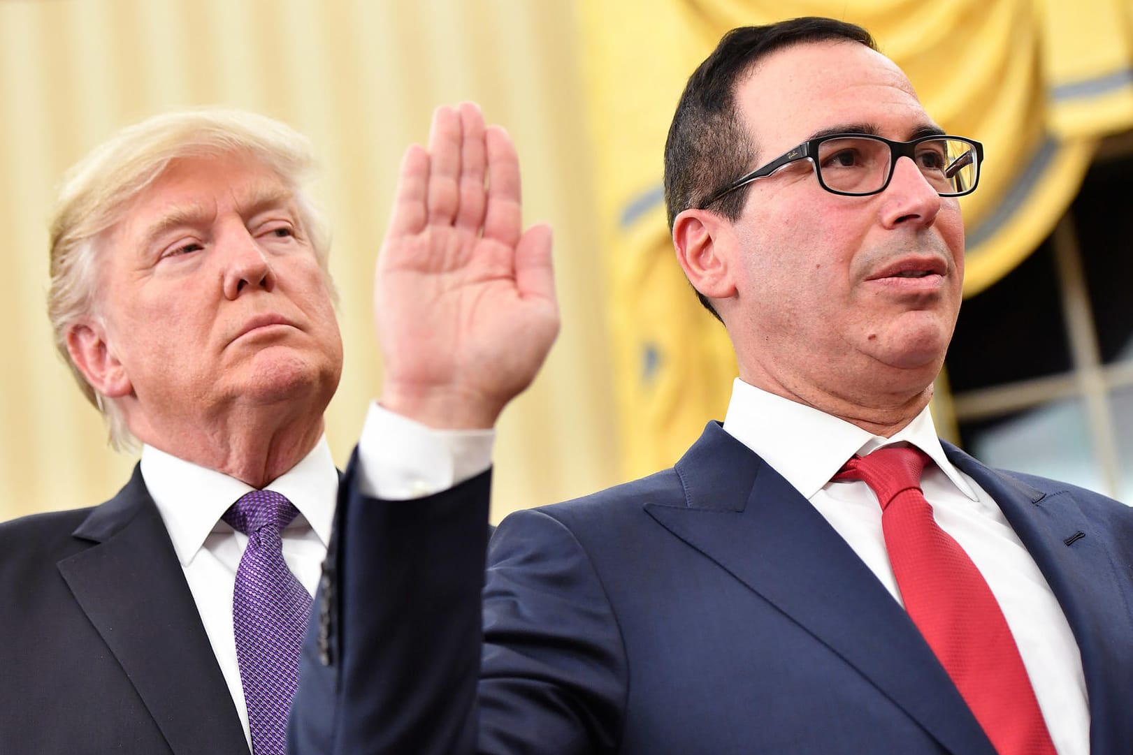 Donald Trump mit seinem Finanzminister Steven Mnuchin.