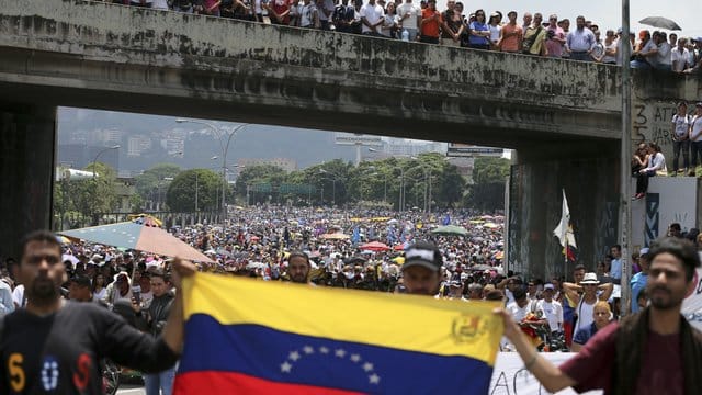 Demonstranten blockieren eine Autobahn in Caracas bei Protesten gegen den sozialistischen Präsidenten Nicolas Maduro. Demonstranten blockieren eine Autobahn in Caracas bei Protesten gegen den sozialistischen Präsidenten Nicolas Maduro.