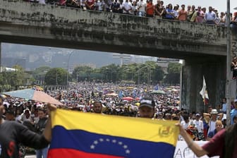 Demonstranten blockieren eine Autobahn in Caracas bei Protesten gegen den sozialistischen Präsidenten Nicolas Maduro.