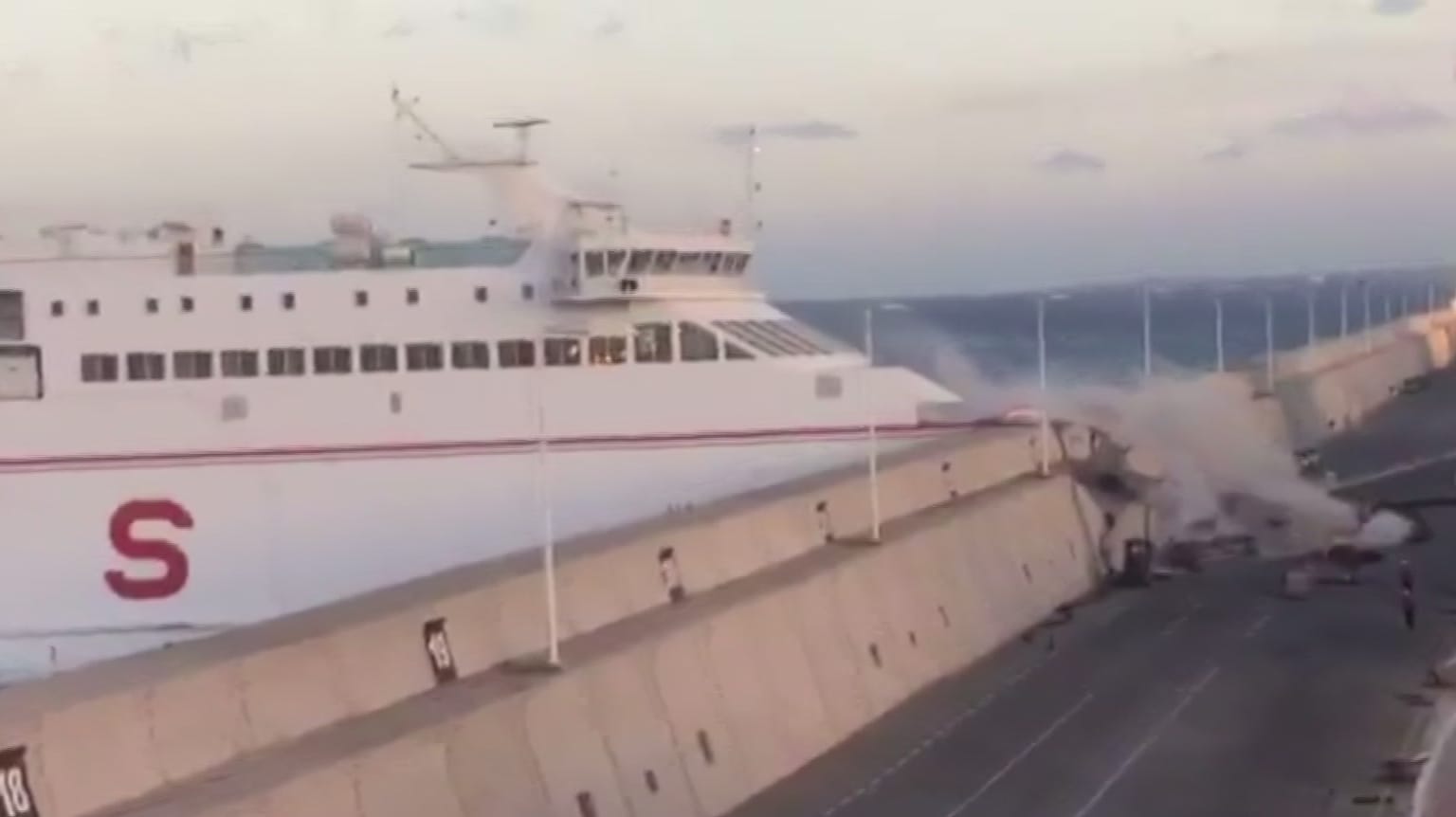 In einem Hafen auf den Kanarischen Inseln ist eine Fähre auf spektakuläre Weise in eine Betonmauer gekracht. In einem Hafen auf den Kanarischen Inseln ist eine Fähre auf spektakuläre Weise in eine Betonmauer gekracht.