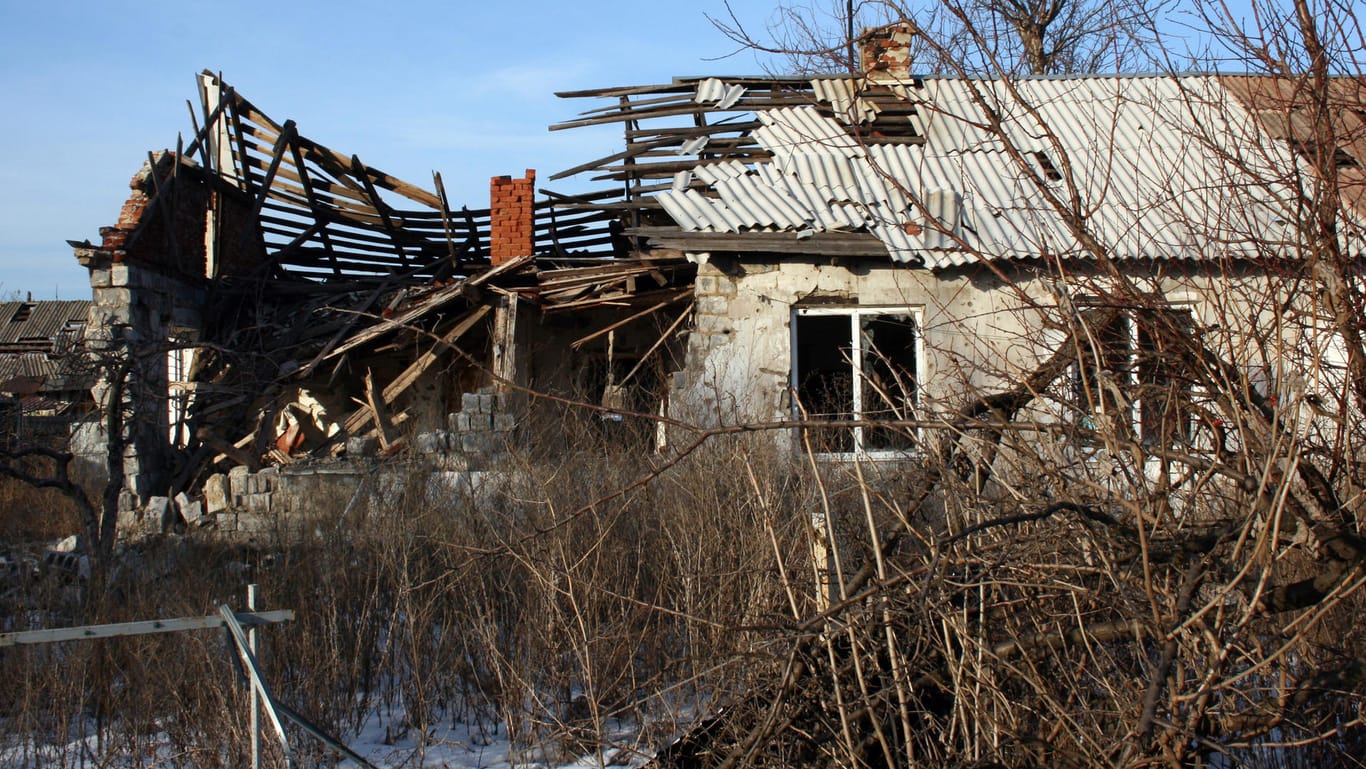 Ein völlig zerstörtes Haus in der Ostukraine.