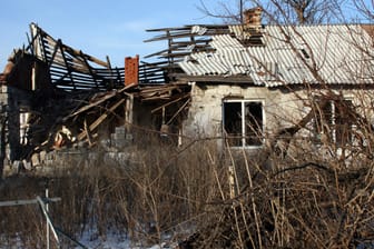 Ein völlig zerstörtes Haus in der Ostukraine.