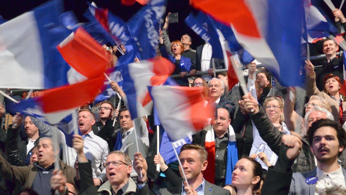 Anhänger von Marine Le Pen bei einer Wahlkundgebung.