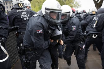 Proteste gegen den AfD Bundesparteitag 2017 in Köln: Polizisten nehmen einen Demonstranten fest.