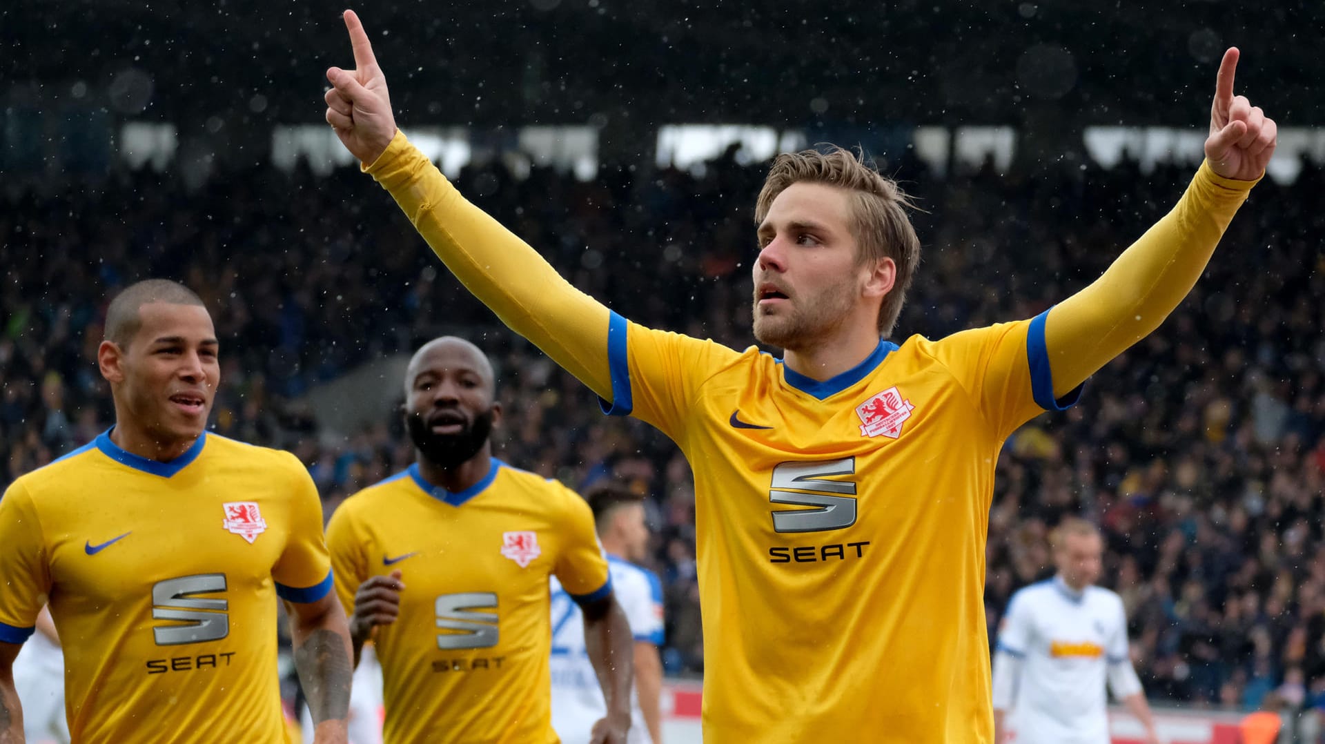 Braunschweigs Christoffer Nyman (r.) bejubelt seinen Treffer zum 1:0 gegen den VfL Bochum mit Onel Hernandez (l.) und Domi Kumbela. Braunschweigs Christoffer Nyman (r.) bejubelt seinen Treffer zum 1:0 gegen den VfL Bochum mit Onel Hernandez (l.) und Domi Kumbela.