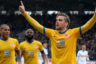 Braunschweigs Christoffer Nyman (r.) bejubelt seinen Treffer zum 1:0 gegen den VfL Bochum mit Onel Hernandez (l.) und Domi Kumbela.