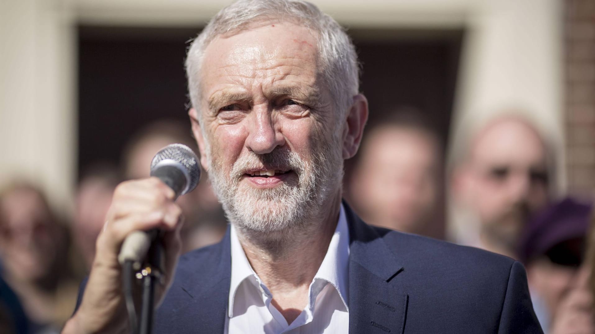 Jeremy Corbyn kämpft mit Versprechen um Wählerstimmen